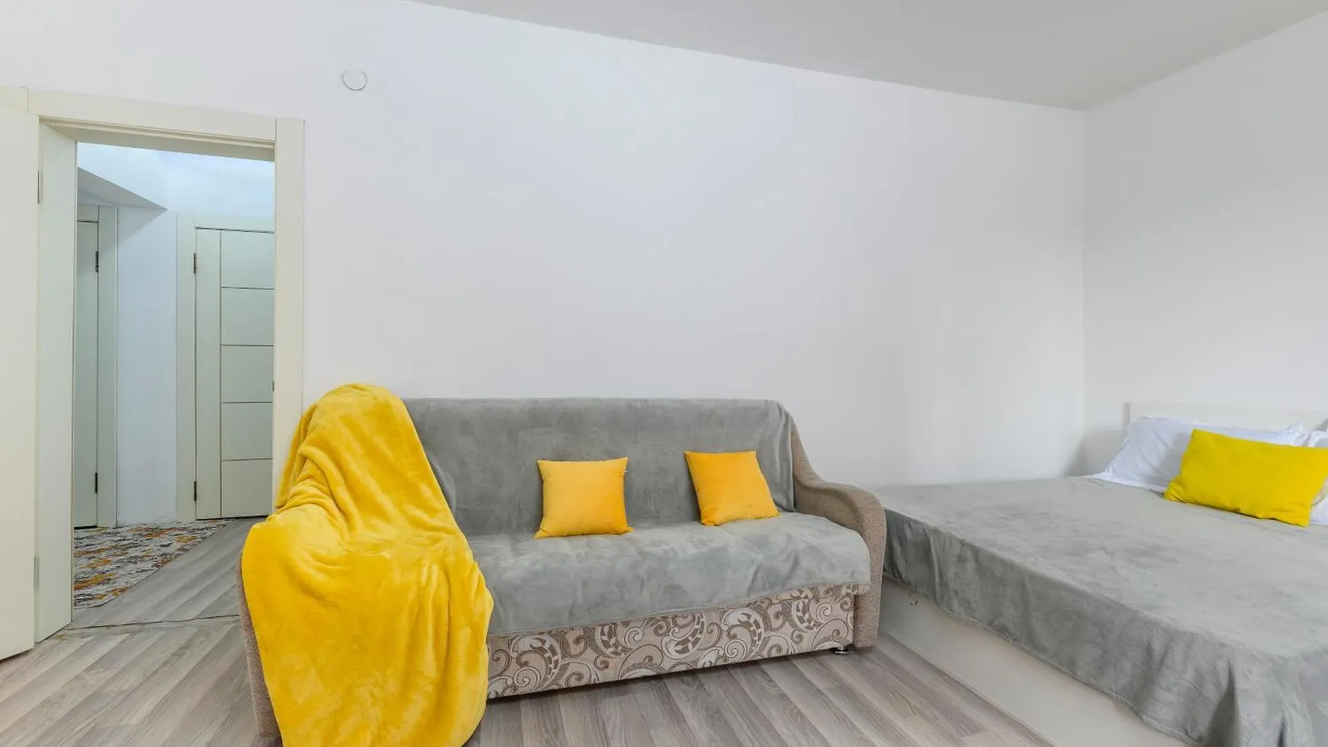 Квартира На 9-10 Человек 56 Almaty Apartment