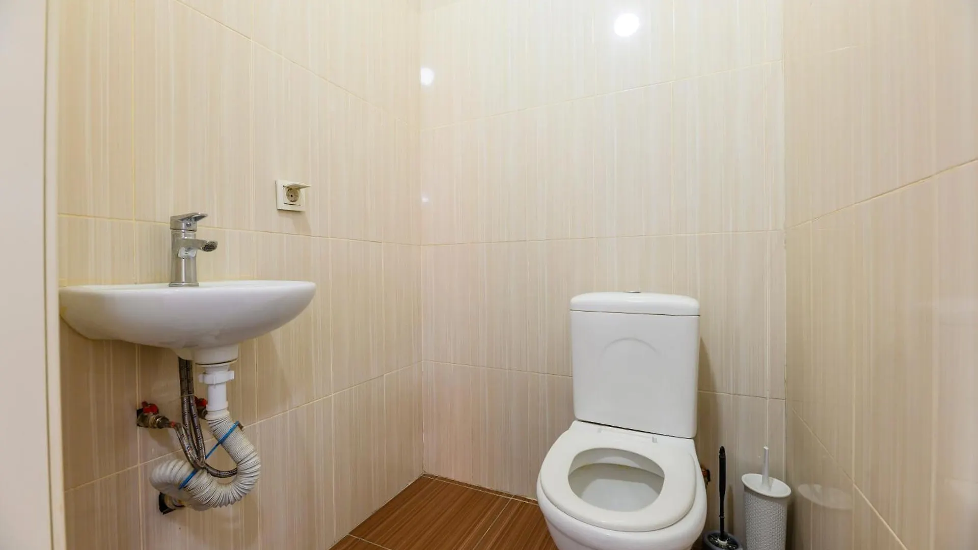 Квартира На 9-10 Человек 56 Almaty Apartment